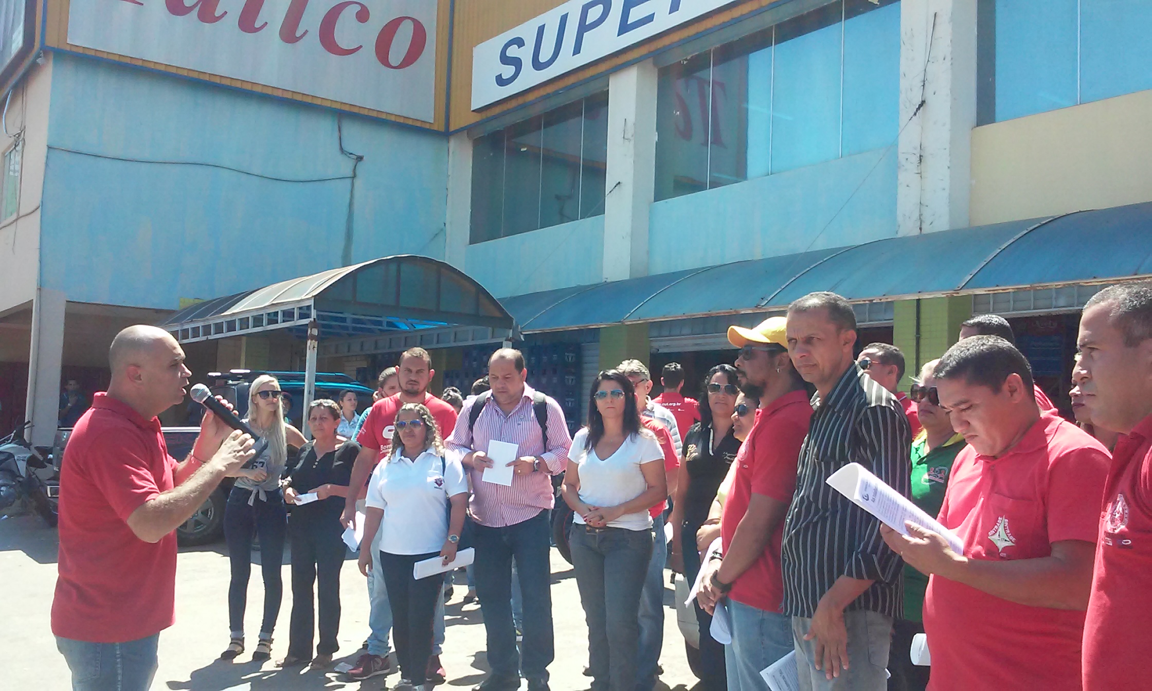 Demitidos do Tatico protestam em Samambaia contra calote da empresa