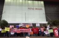 Trabalhadores em shopping manifestam contra a retirada de direitos no Pátio Brasil