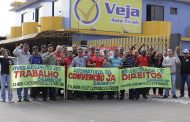 Instrutores de autoescola fazem ato contra corte de salário e aumento da jornada