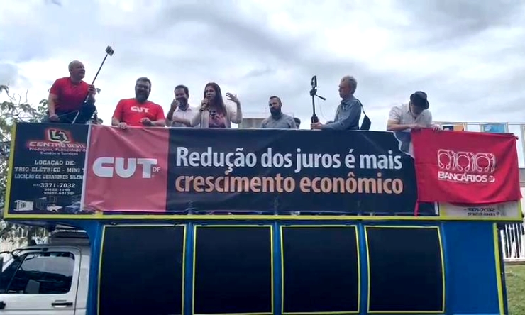 Comerciários vão às ruas em defesa da economia