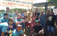 D’Gata leva o troféu de campeão