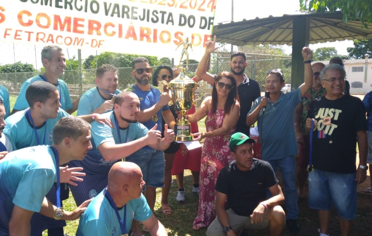 D’Gata leva o troféu de campeão