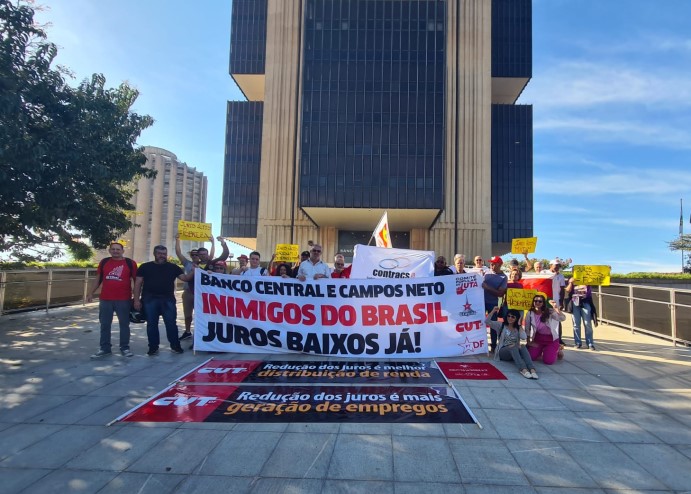 Sindicom-DF se une a manifestantes em protesto por redução de juros e melhor distribuição de renda