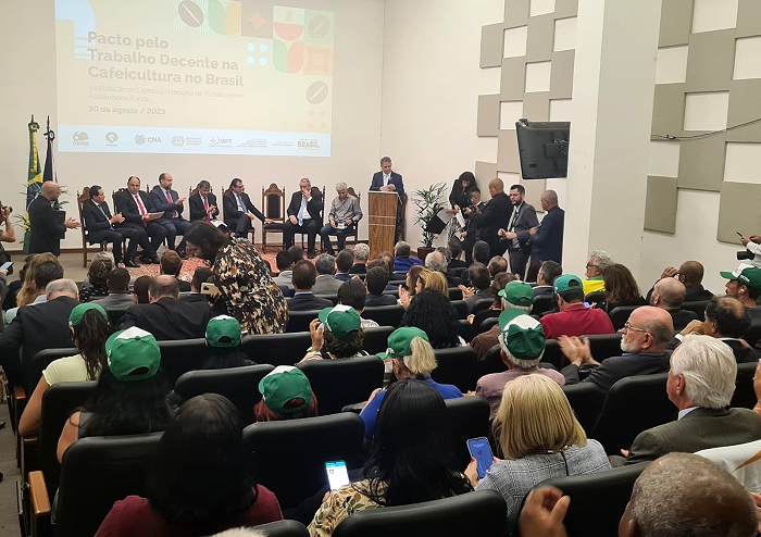 União da classe trabalhadora e garantia de direitos na cafeicultura: pacto pela adoção de boas práticas trabalhistas é firmado em Brasília