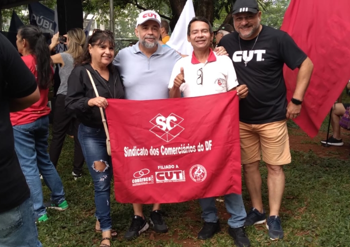 Comerciários e comerciárias marcam presença no 1º de Maio da CUT-DF