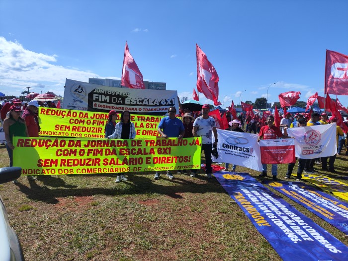 Comerciários e comerciárias ocupam as ruas em grande mobilização nacional pelo fim da 6x1